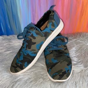 TOMS sneakers size 7